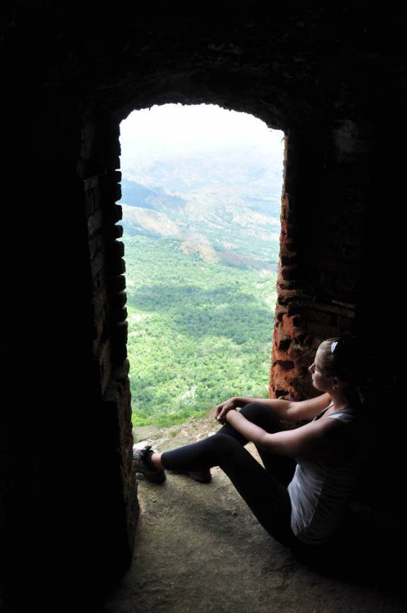 Observando a vista através das janelas da Citadelle, no norte do Haiti